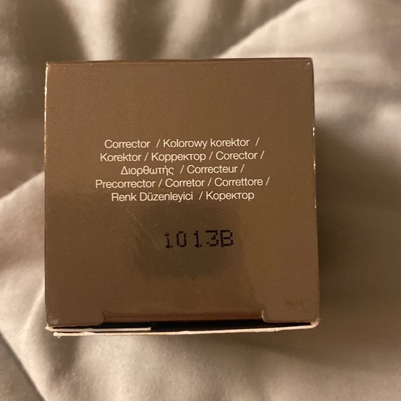 Becca -  discontinued product. Before the formula changed and merged w/ smashbox - Picture 3 of 3